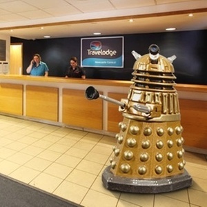 Uma réplica de um Dalek, robôs que aparecem nos filmes do seriado britânico de TV Dr. Who, no valor de 1,6 mil libras, foi um dos objetos esquecidos em hotéis da rede Travelodge.  - Travelodge 