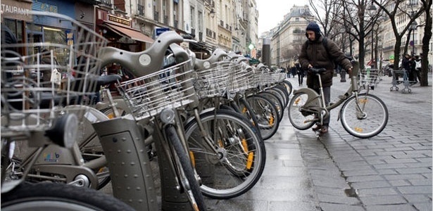 Bicicletas do Vélib", sistema de compartilhamento público de bicicletas de Paris - Alice Dison/The New York Times