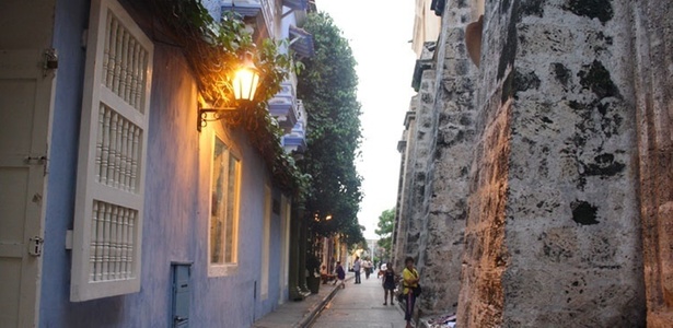 Nas ruas estreitas de Cartagena, na Colômbia, é possível observar fachadas que remontam a arquitetura colonial espanhola - Divulgação/Proexport Colômbia