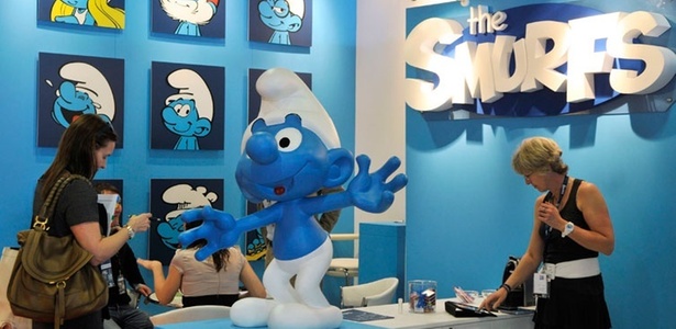 Visitante observa estátua de um Smurf em exposição em Cannes, na França (5/4/2011)  - Jean-Pierre Amet / Reuters