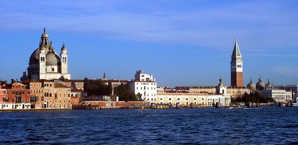 Na foto, a vista do vaporetto ao chegar em Veneza. Na cidade, parte das praias são pagas como a de Pluto, onde o aluguel de cadeiras e sombrinhas chega a 22 euros - Felipe van Deursen/UOL