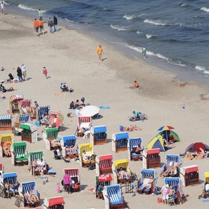 Turistas e alemães tomam sol na praia do Mar Báltico, em Timmendorfer Strand, na Alemanha