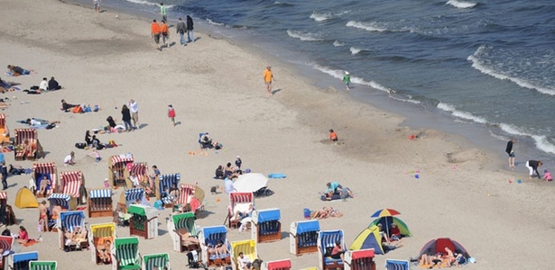 Turistas e alemães tomam sol na praia do Mar Báltico, em Timmendorfer Strand, na Alemanha - Angelika Warmuth/AFP
