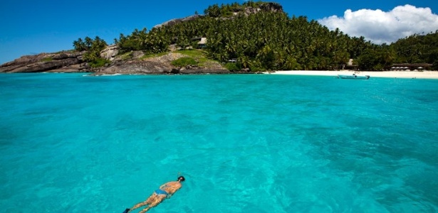 Pessoa mergulha no mar nas ilhas Seychelles, arquipélago do oceano Índico - Anthony Grote, Wilderness Safaris/AP