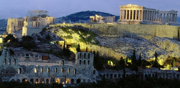 Acrópole de Atenas iluminada no início de noite - Getty Images