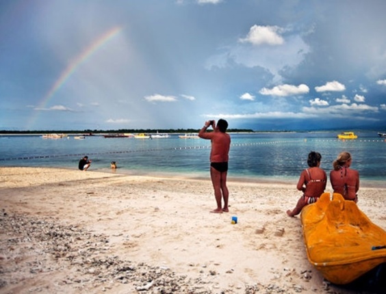 Turistas desfrutam da solidão das praias das Gilis e suas ondas turquesas - ainda a principal atração local
