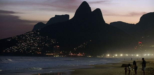 Em Ipanema e Leblon, os hotéis estão com 85% da ocupação e, na Barra, a ocupação já chega 80%. Na foto, fim de tarde na praia de Ipanema (RJ) - Antonio Scorza/AFP