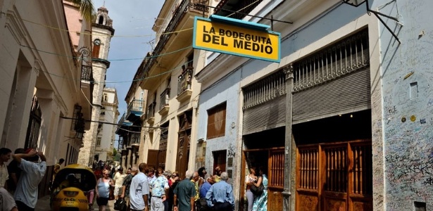 Turistas visitam a Bodeguita del Medio, bar frequentado pelo escritor Ernest Hemingway em Havana, Cuba (30/06/2011)  - AFP PHOTO/ADALBERTO ROQUE