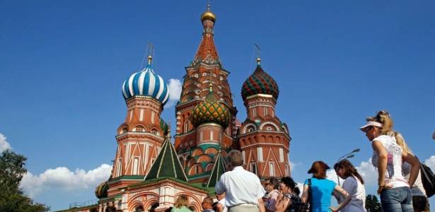 Turistas aguardam para entrar na Catedral de São Basílio, em Moscou; o local completa 450 anos hoje (12/07/2011) - REUTERS/Sergei Karpukhin