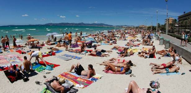 Turistas lotam a praia Palma de Maiorca, na ilha de Maiorca, na Espanha
