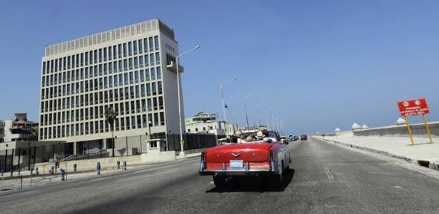 Turistas americanos passeiam pelo Malecon de Havana em um carro conversível de 1955 - Desmond Boylan/Reuters