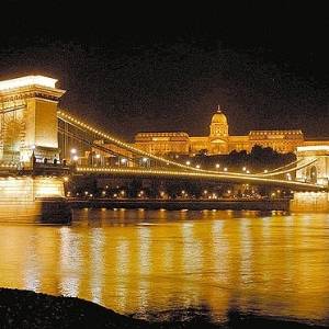 Rio Danúbio com vista da ponte Széchnyi e do Palácio Real iluminados, em Budapeste  - Chiaki Karen Tada/Folhapress