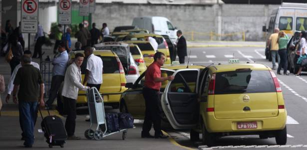 Movimentação de Táxis no Aeroporto Santos Dumont, no Rio de Janeiro - Rafael Moraes/CPDoc JB/Folhapress