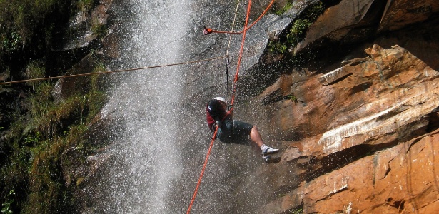 Homem pratica canyoning em paredão com cachoreira em Brotas - Geraldo Tite Simões/Folhapress