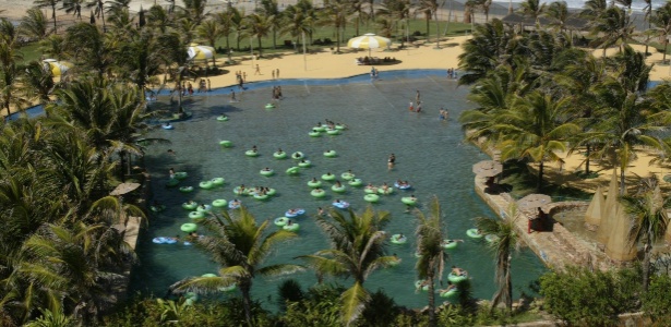 Visitantes se divertem na piscina de ondas do parque aquático Beach Park, em Fortaleza - Flávio Florido/Folhapress