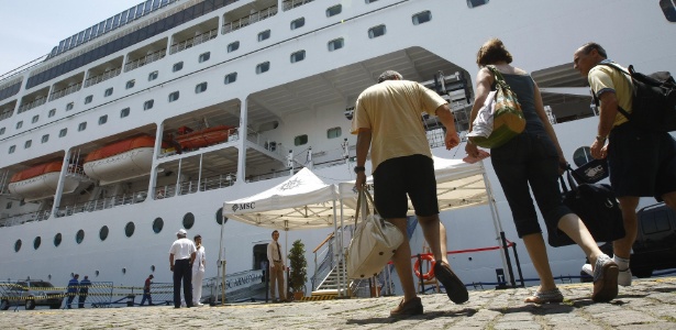 Em Santos, passageiros embarcam em navio transatlântico MSC Armonia - Moacyr Lopes Junior/Folhapress