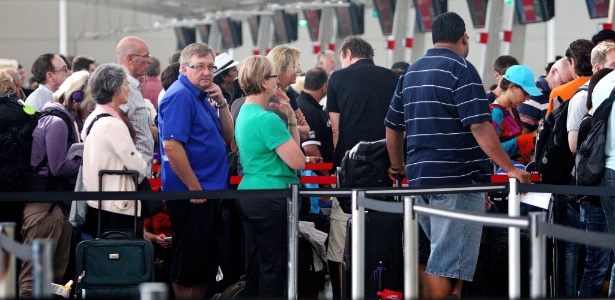 Passageiros tentam trocar passagens de voos da Qantas, em greve, por conexões de outras companhias no Aeroporto Internacional de Sydney, na Austrália (30/10/2011) - Marianna Massey/AFP
