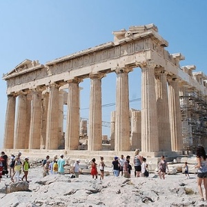 Turistas observam o Partenon, na Acrópole de Atenas - Mauricio Kanno/Folhapress