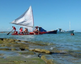 É da praia de Porto de Galinhas que saem a maioria das jangadas rumo às piscinas naturais  - Marcel Vincenti/UOL