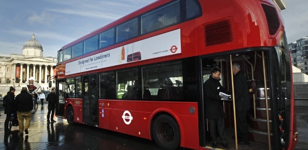 É tamanha a atração internacional pelo ônibus que jornalistas de todo o mundo se reuniram numa Trafalgar Square gelada para observar o ônibus - Luke MacGregor/Reuters