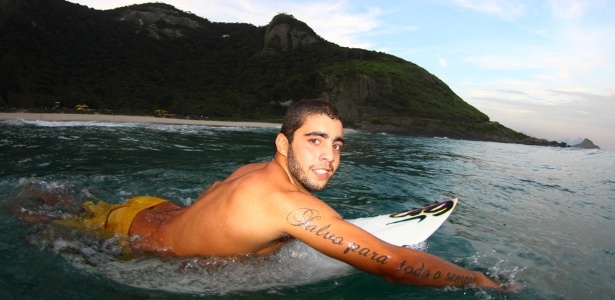 O surfista Pedro Scooby surfando na Prainha, no Rio de Janeiro - Daniel Smorigo/Arquivo pessoal
