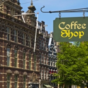 Placa de coffee shop em Amsterdã - ThinkStock
