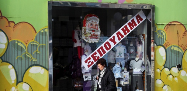 Loja com cartaz de "vende-se" no centro de Atenas, na Grécia (22.12.2011) - EFE