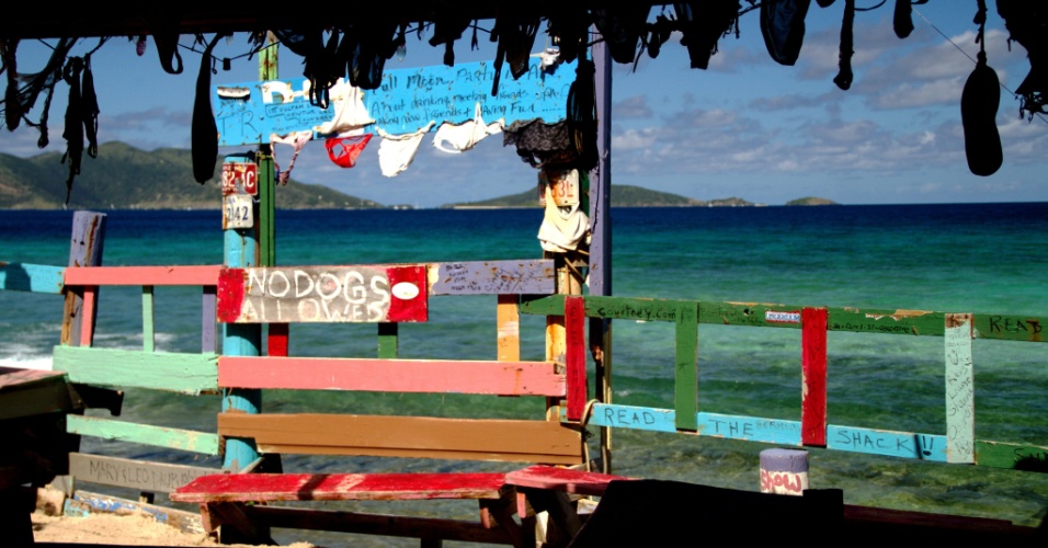 A decoração do bar Bomba¿s Surfside Shack, nas Ilhas Virgens Britânicas, foi feita com com madeiras grafitadas pelos próprios clientes, pranchas de surfe quebradas, velhos monitores de computador e peças íntimas femininas deixadas pelas clientes