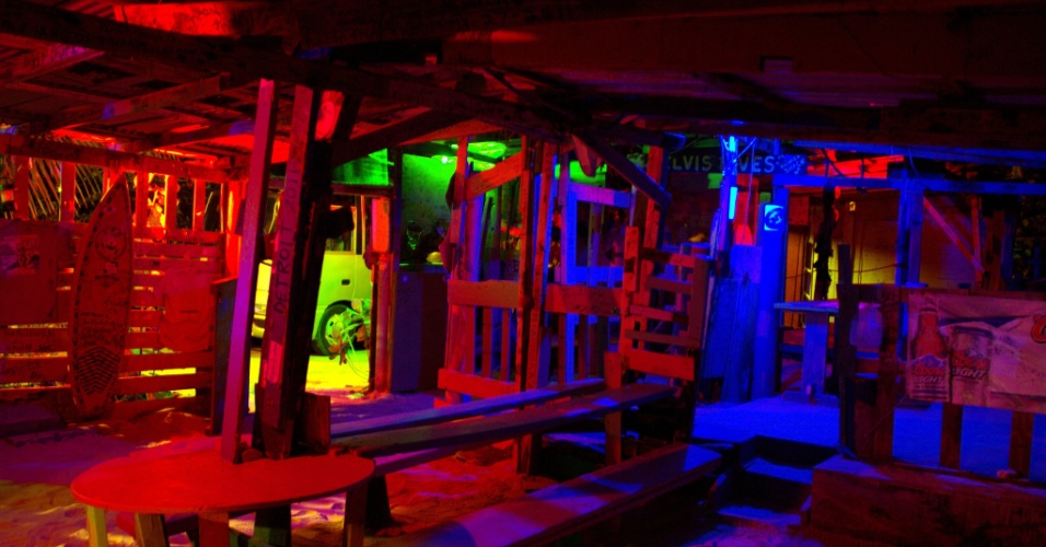 A decoração do Bomba's Surfside Shack, bar localizado nas Ilhas Virgens Britânicas, é feita com paredes erguidas com madeiras grafitadas pelos próprios clientes