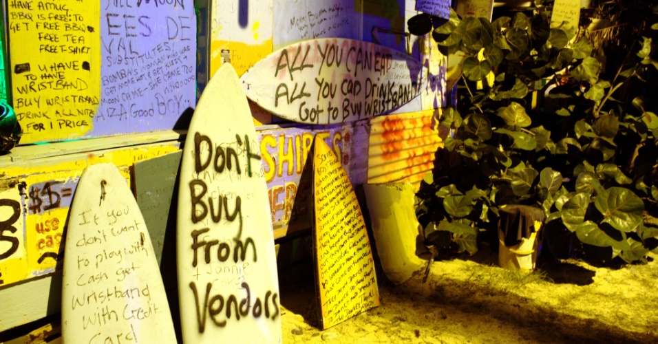 As paredes improvisadas pintadas com frases 'filosóficas' e o poste com uma placa onde se lê 'Take photos' ('Tire fotos', em português) resumem o clima relaxado e de liberdade absoluta que reina no Bomba's Surfside Shack, bar nas Ilhas Virgens Britânicas
