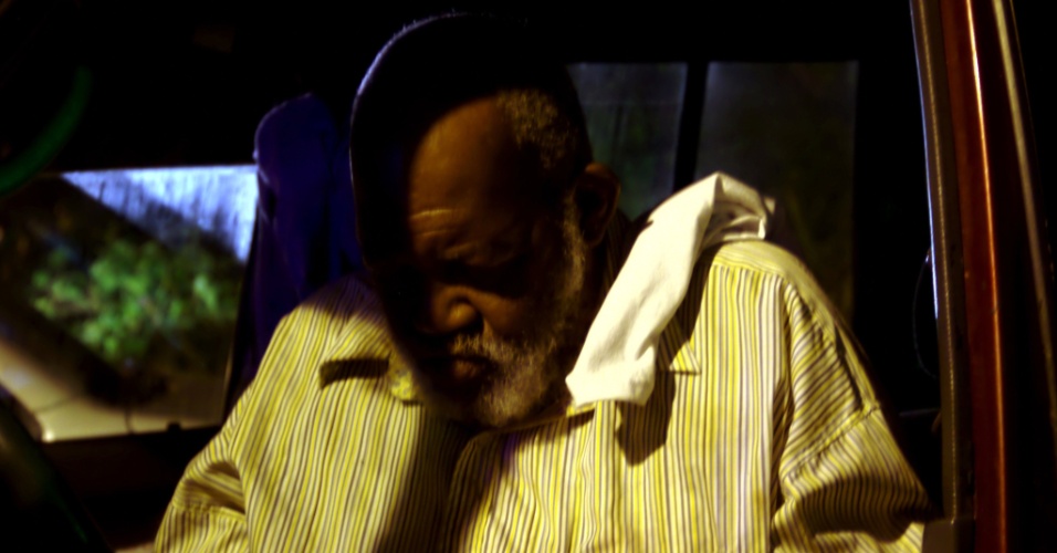 Bomba Shack, proprietário do bar caribenho que leva seu nome, escreve bilhete para uma visitante estrangeira, durante uma das famosas noites em que são servidos os famosos (e legalizados) coquetéis com cogumelo alucinógeno, nas Ilhas Virgens Britânicas