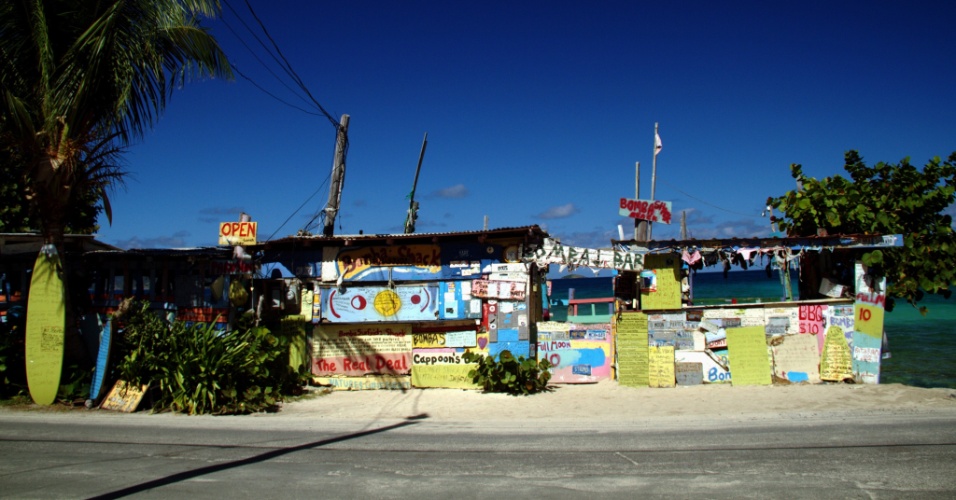 Fachada do bar Bomba¿s Surfside Shack k, um ícone das Ilhas Virgens Britânicas, no Caribe, onde o visitante pode provar, legalmente, um drinque preparado com cogumelos alucinógenos conhecido como 'Água da Jamaica'.