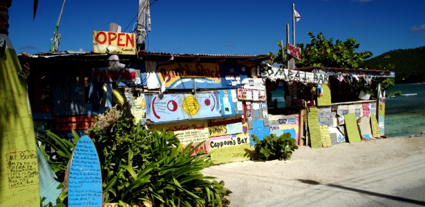 Fachada do bar Bomba"s Surfside Shack, localizado nas Ilhas Virgens Britânicas - Eduardo Vessoni/UOL