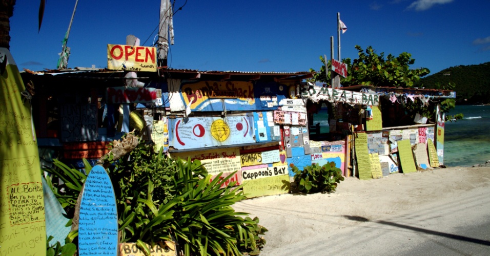Fachada do bar Bomba¿s Surfside Shack k, um ícone das Ilhas Virgens Britânicas, no Caribe, onde o visitante pode provar, legalmente, um drinque preparado com cogumelos alucinógenos conhecido como 'Água da Jamaica'