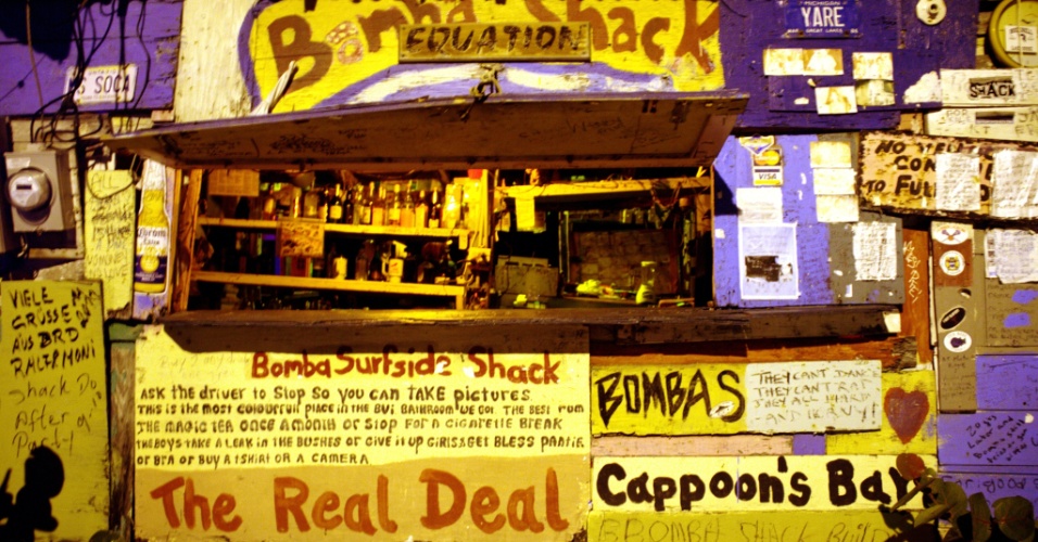 Fachada do bar Bomba's Surfside Shack k, um ícone das Ilhas Virgens Britânicas, no Caribe, onde o visitante pode provar, legalmente, um drinque preparado com cogumelos alucinógenos conhecido como 'Água da Jamaica'.
