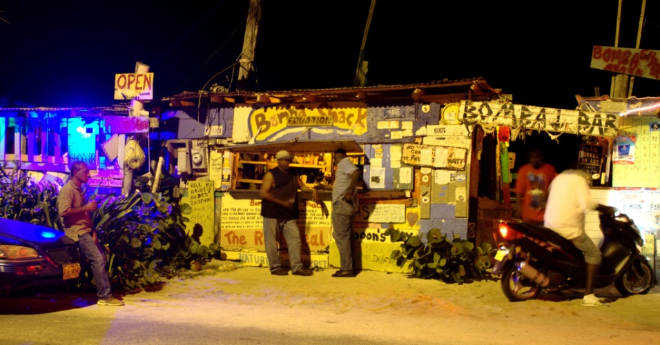 Fachada do bar Bomba's Surfside Shack, um ícone das Ilhas Virgens Britânicas, no Caribe, onde o visitante pode provar, legalmente, um drinque preparado com cogumelos alucinógenos conhecido como 'Água da Jamaica'