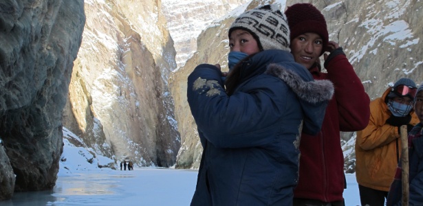Meninas zanskari aguardam enquanto seus pais procuram pela saída mais segura da região gelada - Ben Stephenson/The New York Times
