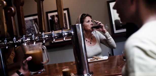 Clientes provam cervejas e vinhos na Perennial Artisan Ales, em Saint Louis, nos EUA - Ty Cacek/The New York Times