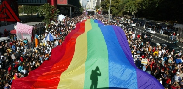 Participantes da Parada do Orgulho Gay de São Paulo com bandeira na avenida Paulista (2011) - Caio Guatelli/Folhapress
