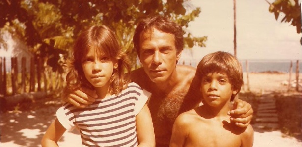 A cantora Karina Buhr, seu pai, Augusto, e seu irmão Alexandre, durante férias na praia de Barra Grande, em 1985 - Arquivo Pessoal