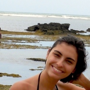 Cantora Bruna Caram faz pose na praia do Forte, na Bahia; local é perfeito para descansar