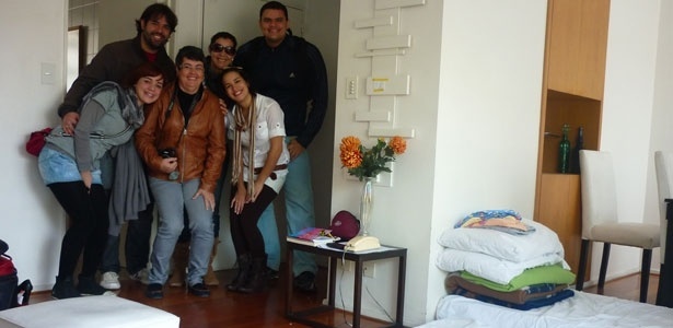 Simone Graf com o namorado e amigos no apartamento alugado em Buenos Aires - Arquivo pessoal