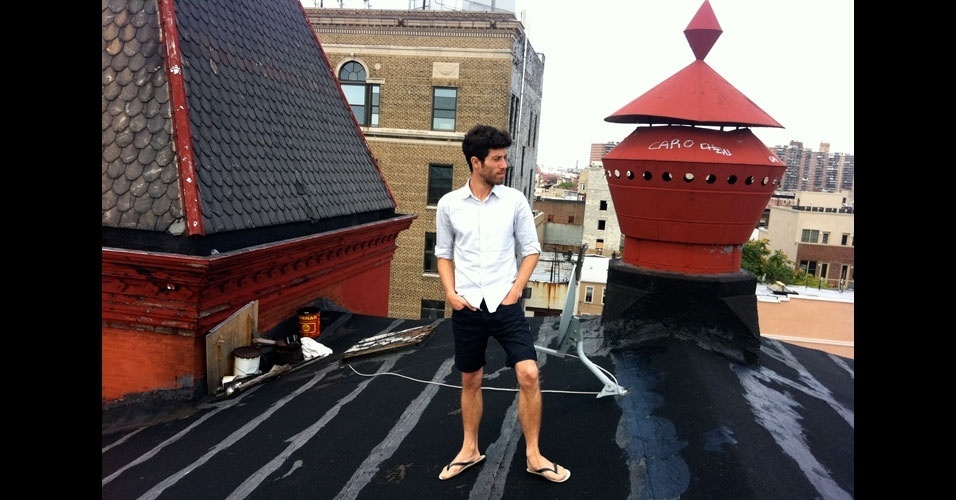 O cineasta Felipe Dall´Anese no teto de um prédio no Brooklyn