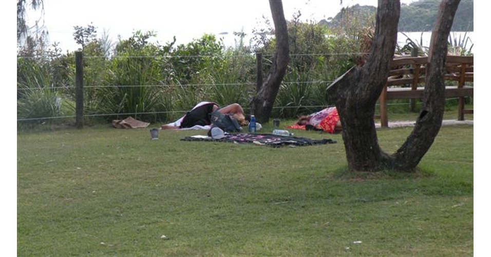 Turistas dormem ao ar livre em praias na costa da Austrália