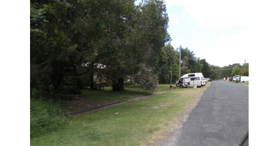 Veículos equipados com dormitório e cozinha são comuns de achar pelas ruas da costa australiana