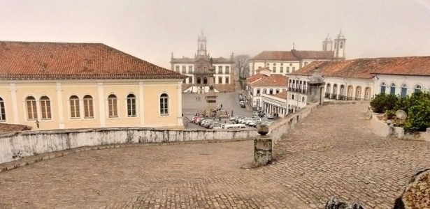 A praça Tiradentes está entre os locais do perímetro histórico com calçamento de pedras que poderiam ser asfaltados - Marcel Vincenti/UOL