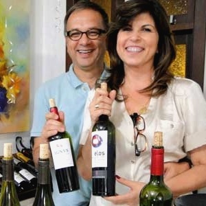 O empresário Eduardo Luz e a mulher, Débora Luz, viajam o mundo em busca de boa gastronomia - Arquivo pessoal