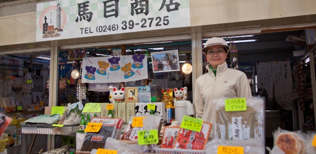 Yukiko Manome vende lembrancinhas num ponto turístico em Iwaki. Ela afirma que o movimento de turistas já esteve pior, mas que a maioria ainda é de japoneses - Douglas Wakimoto/BBC