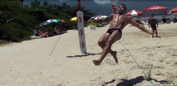 Ex-BBB Cristiano Naya joga futevôlei na rede do Lito, na praia de Maresias (litoral norte de SP) - Arquivo pessoal