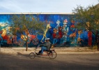 Em Tucson, no Arizona, bairro colorido por grafites é paraíso dos artistas - Joshua Lott/The New York Times
